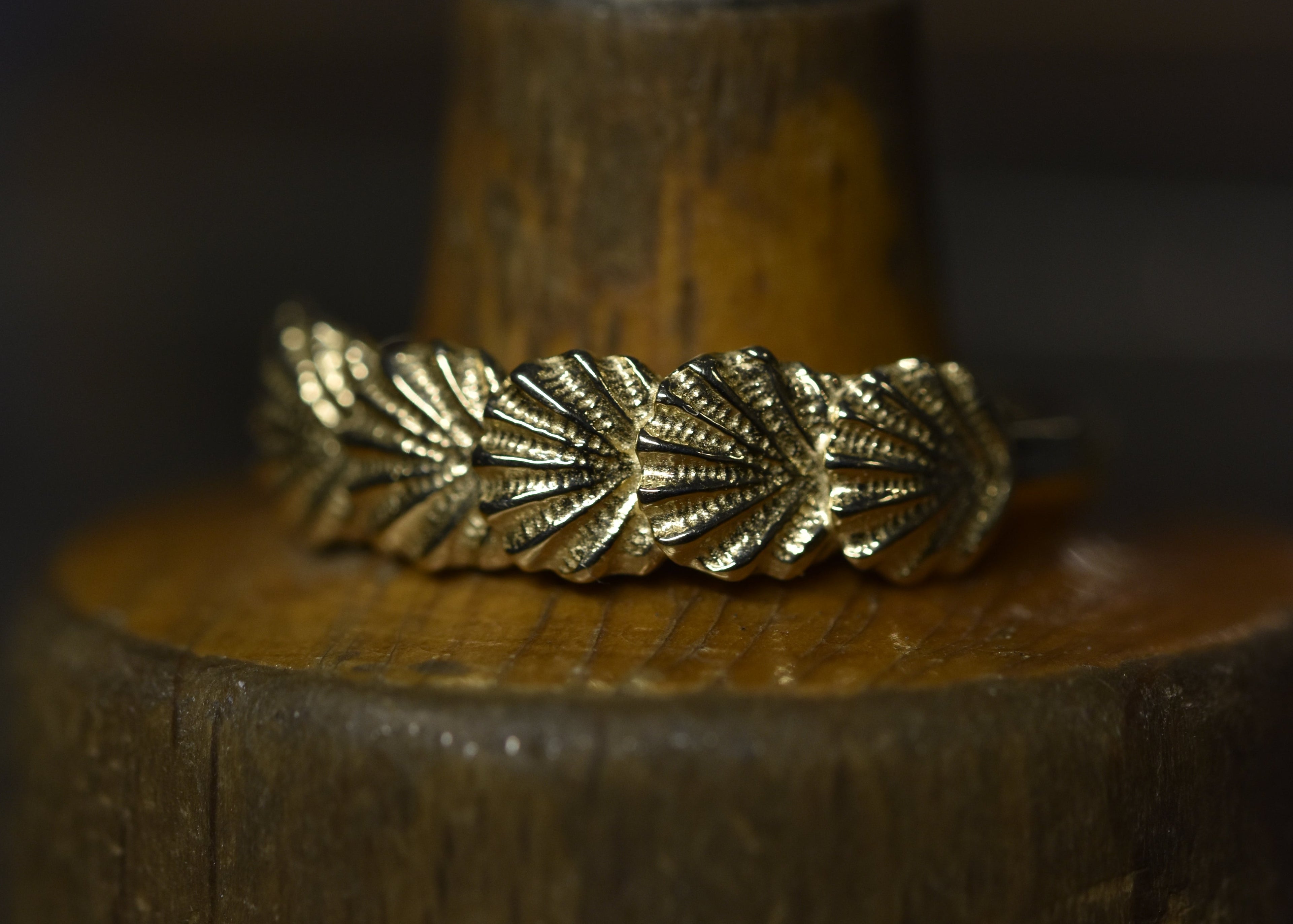 gold ring with scallop shells overlapping